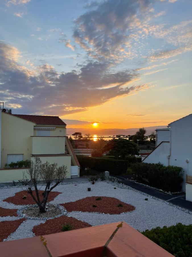 Apartamento T2 avec terrasse, vue étang et son coucher de soleil, plage à proximité, wifi et place de parking gratuit que l on nomme Grain de Corail Le Barcarès Exterior foto